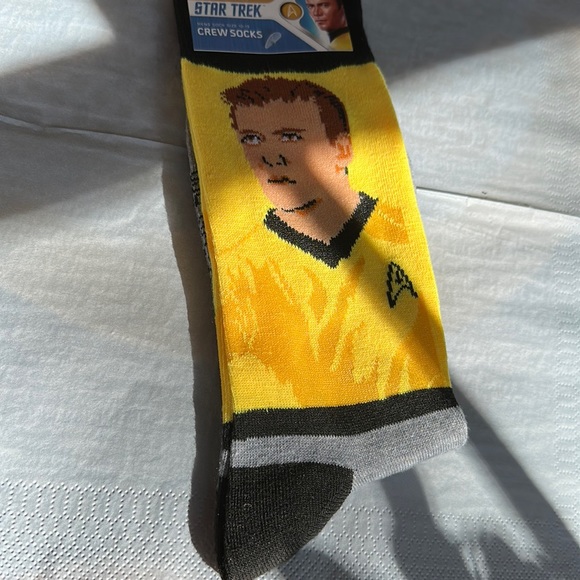 STAR TREK - PAIR OF CREW SOCKS - SIZE 10-13 - Captain James T. Kirk NWT - Picture 3 of 5